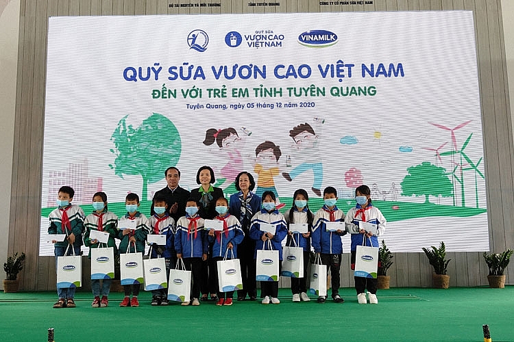 Vinamilk hoàn thành mục tiêu trồng hơn 1,1 triệu cây xanh cho Việt Nam trong năm 2020 Vinamilk hoàn thành mục tiêu trồng hơn 1,1 triệu cây xanh cho Việt Nam trong năm 2020