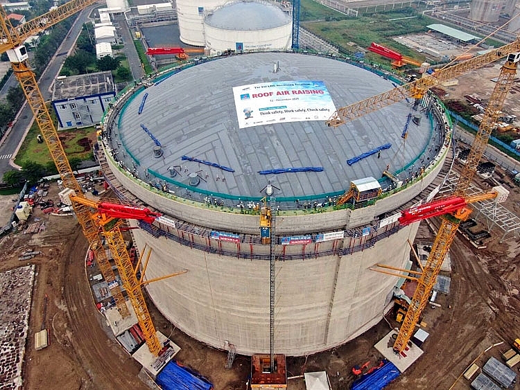 PV GAS hoàn thiện thi công và nâng mái bồn chứa của kho LNG Thị Vải PV GAS hoàn thiện thi công và nâng mái bồn chứa của kho LNG Thị Vải