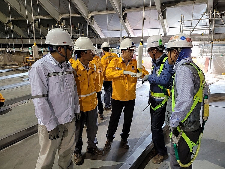 PV GAS hoàn thiện thi công và nâng mái bồn chứa của kho LNG Thị Vải PV GAS hoàn thiện thi công và nâng mái bồn chứa của kho LNG Thị Vải