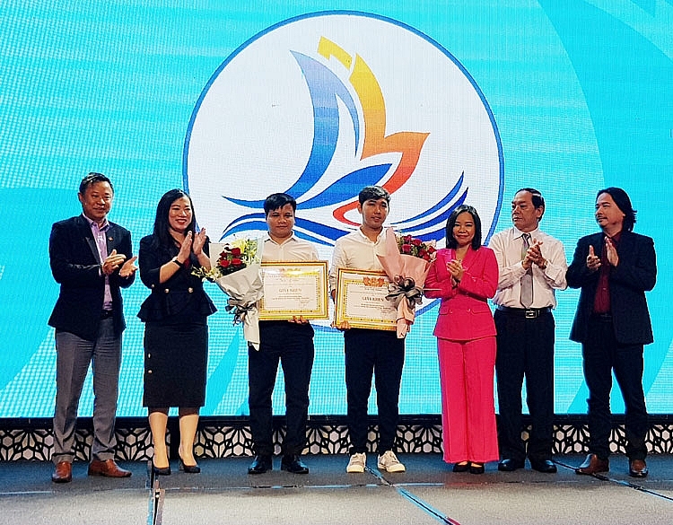 Khánh Hòa trao giải cuộc thi sáng tác bộ nhận diện Thương hiệu Du lịch Khánh Hòa trao giải cuộc thi sáng tác bộ nhận diện Thương hiệu Du lịch