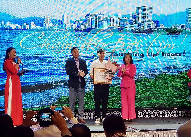 Khánh Hòa trao giải cuộc thi sáng tác bộ nhận diện Thương hiệu Du lịch Khánh Hòa trao giải cuộc thi sáng tác bộ nhận diện Thương hiệu Du lịch