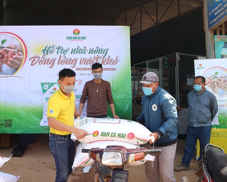 Cùng nông dân Lâm Đồng vượt khó do dịch Covid-19