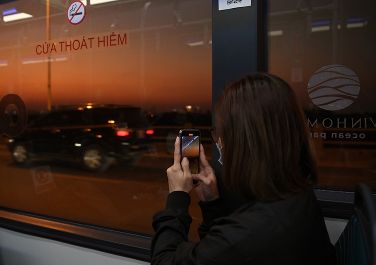 Người dân thủ đô háo hức khám phá xe buýt không khói đầu tiên ở Việt Nam Người dân thủ đô háo hức khám phá xe buýt không khói đầu tiên ở Việt Nam