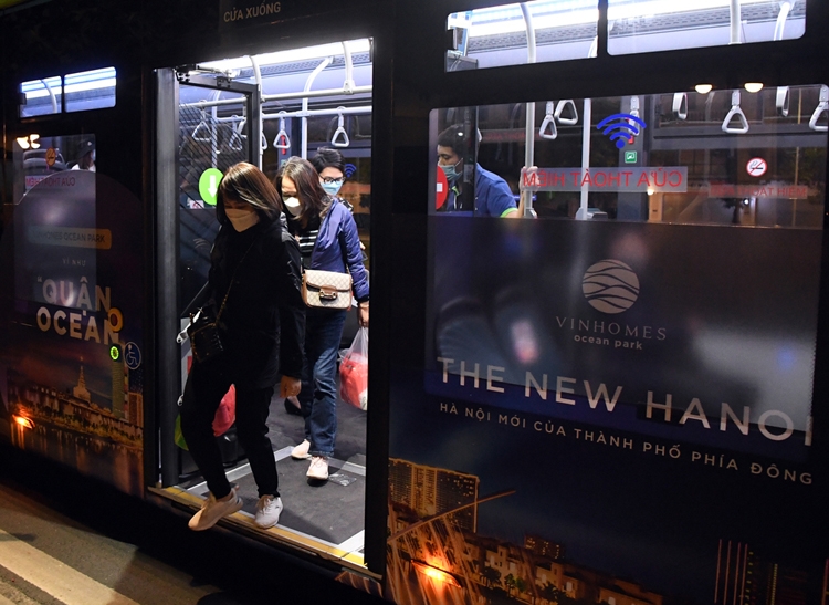 Người dân thủ đô háo hức khám phá xe buýt không khói đầu tiên ở Việt Nam Người dân thủ đô háo hức khám phá xe buýt không khói đầu tiên ở Việt Nam