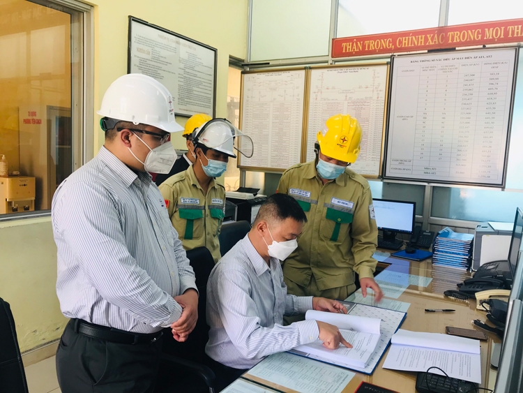 Phong trào Trạm - Đội truyền tải điện tiêu biểu: Phát huy tinh thần lao động sáng tạo Phong trào Trạm - Đội truyền tải điện tiêu biểu: Phát huy tinh thần lao động sáng tạo