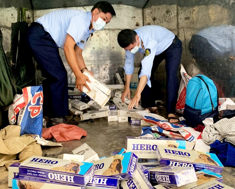 Buôn lậu thuốc lá: Thủ đoạn ngày càng tinh vi Buôn lậu thuốc lá: Thủ đoạn ngày càng tinh vi