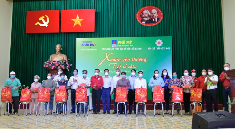 PVFCCo trao gần 20.000 phần quà “Xuân yêu thương – Tết sẻ chia” PVFCCo trao gần 20.000 phần quà “Xuân yêu thương – Tết sẻ chia”