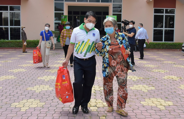 PVFCCo trao gần 20.000 phần quà “Xuân yêu thương – Tết sẻ chia” PVFCCo trao gần 20.000 phần quà “Xuân yêu thương – Tết sẻ chia”