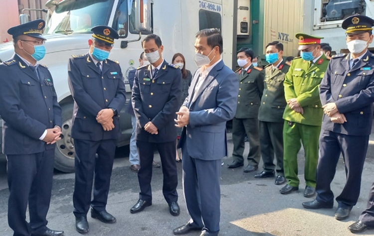 Quảng Ninh chỉ đạo bảo đảm an toàn cho người và hàng hóa chờ thông quan tại Móng Cái Quảng Ninh chỉ đạo bảo đảm an toàn cho người và hàng hóa chờ thông quan tại Móng Cái