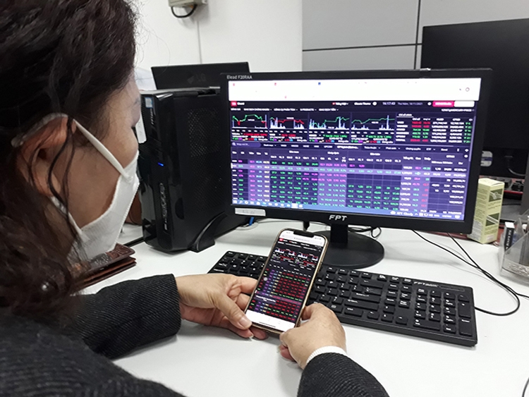 Bất chấp đỉnh dịch, chứng khoán tiếp tục thăng hoa