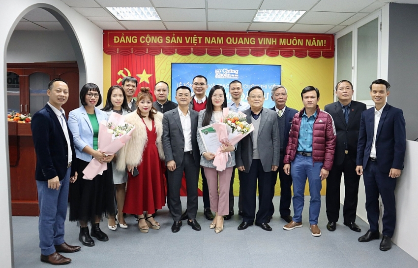 Lễ tổng kết và trao giải cuộc thi viết “Tôi là Nhà đầu tư” lần thứ nhất năm 2022 Lễ tổng kết và trao giải cuộc thi viết “Tôi là Nhà đầu tư” lần thứ nhất năm 2022