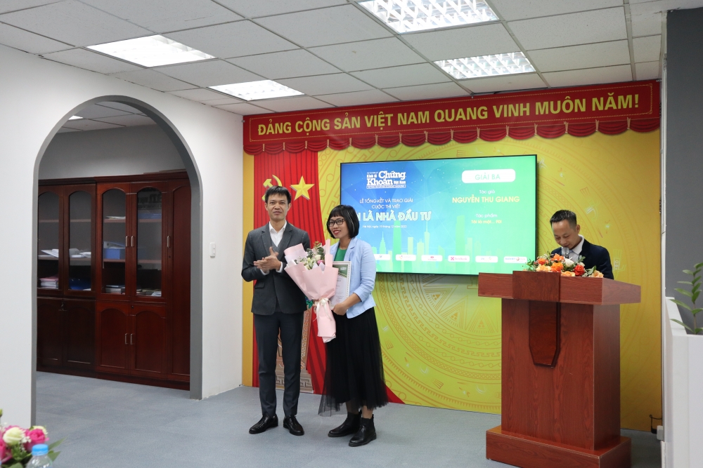 Tạp chí điện tử Kinh tế Chứng khoán Việt Nam tổng kết và trao giải cuộc thi viết “Tôi là Nhà đầu tư” Tạp chí điện tử Kinh tế Chứng khoán Việt Nam tổng kết và trao giải cuộc thi viết “Tôi là Nhà đầu tư”