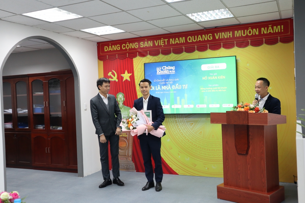 Tạp chí điện tử Kinh tế Chứng khoán Việt Nam tổng kết và trao giải cuộc thi viết “Tôi là Nhà đầu tư” Tạp chí điện tử Kinh tế Chứng khoán Việt Nam tổng kết và trao giải cuộc thi viết “Tôi là Nhà đầu tư”