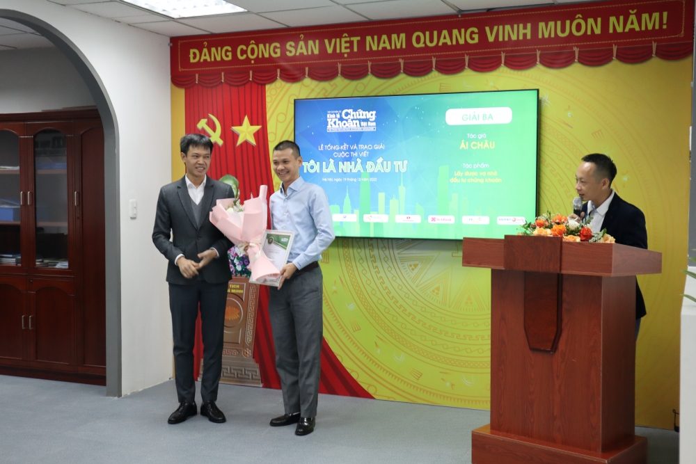 Tạp chí điện tử Kinh tế Chứng khoán Việt Nam tổng kết và trao giải cuộc thi viết “Tôi là Nhà đầu tư” Tạp chí điện tử Kinh tế Chứng khoán Việt Nam tổng kết và trao giải cuộc thi viết “Tôi là Nhà đầu tư”