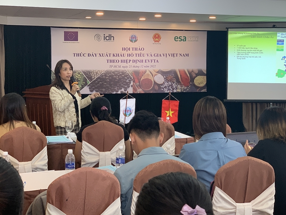 Bà Hoàng Thị Liên chia sẻ tại hội thảo. Ảnh: N.H Bà Hoàng Thị Liên chia sẻ tại hội thảo. Ảnh: N.H