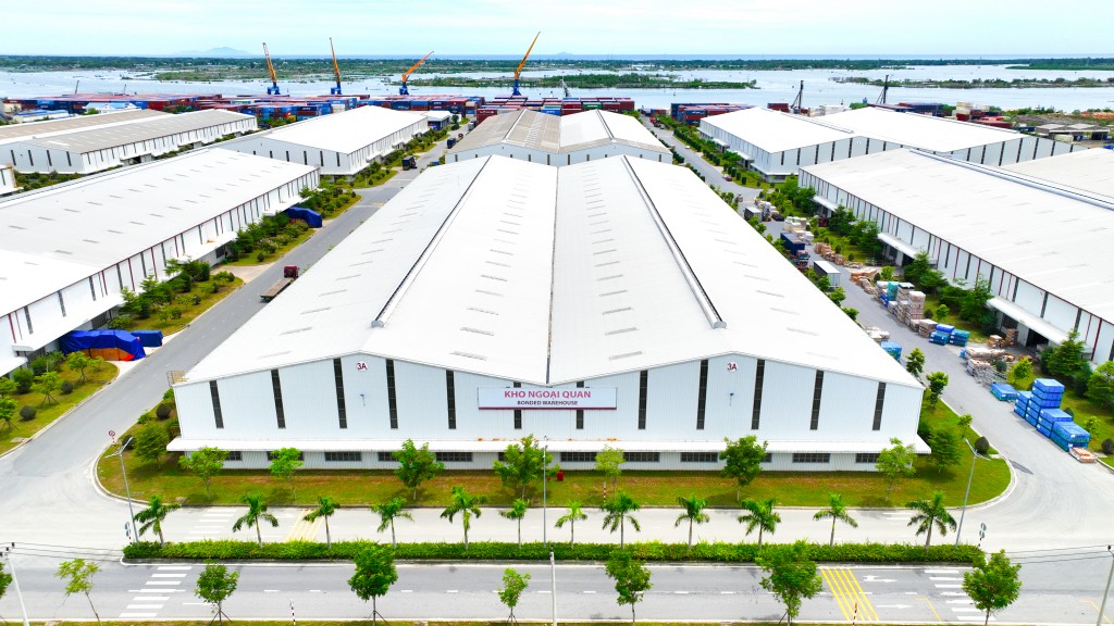 Hệ thống kho bãi tại cảng Chu Lai có diện tích 224.000 m2, được phân chia thành các phân khu chuyên biệt như kho ngoại quan, kho hàng, bãi container Hệ thống kho bãi tại cảng Chu Lai có diện tích 224.000 m2, được phân chia thành các phân khu chuyên biệt như kho ngoại quan, kho hàng, bãi container