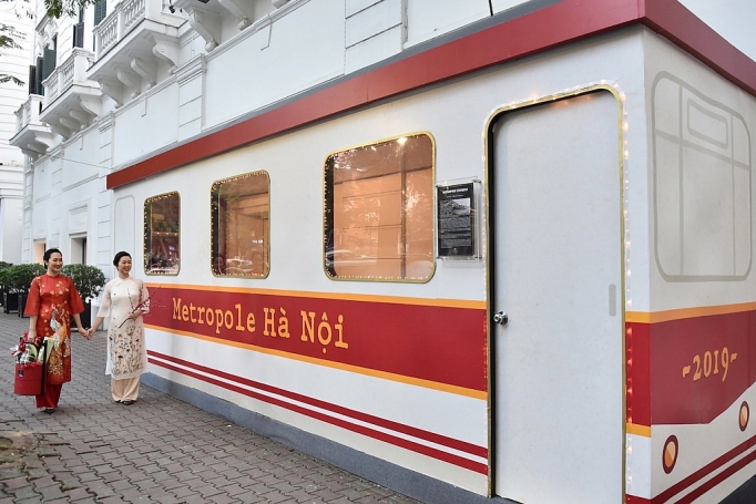 Bước lên chuyến tàu điện tới Chợ tết Hà Thành buoc len chuyen tau dien toi cho tet ha thanh