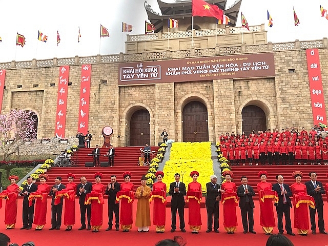 khai hoi xuan vung dat thieng tay yen tu