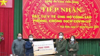 Công an tỉnh Thái Bình tiếp nhận vật tư y tế ủng hộ công tác phòng, chống dịch Covid-19