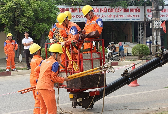 Ngành Điện: Nâng cao ý thức phòng ngừa tai nạn lao động nganh dien nang cao y thuc phong ngua tai nan lao dong