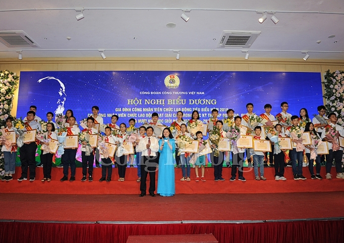 Lan tỏa những giá trị tốt đẹp đến toàn thể gia đình công nhân viên chức lao động ngành Công Thương lan toa nhung gia tri tot dep den toan the gia dinh cong nhan vien chuc lao dong nganh cong thuong