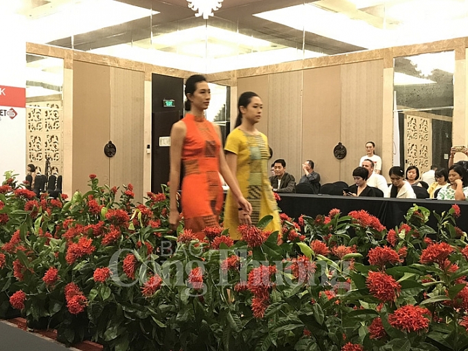 tuan le thoi trang xuan he 2020 chat lieu truyen thong duoc ton vinh