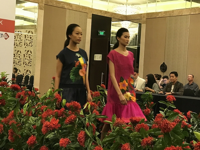 tuan le thoi trang xuan he 2020 chat lieu truyen thong duoc ton vinh