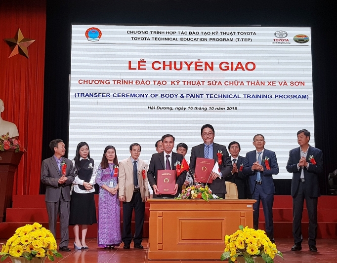 Toyota Việt Nam chuyển chương trình đào tạo kỹ thuật cho Trường đại học Sao Đỏ toyota viet nam chuyen chuong trinh dao tao ky thuat cho truong dai hoc sao do