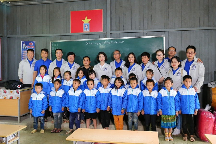 undefined 5601-anh-2-chyyng-trinh-thiyn-nguyyn-nyng-ym-vung-cao-yoan-vinapharm-tyng-qua-cho-hoc-sinh-yiym-tryyng-byn-pho-thuyc-xa-thanh-binh-sapa-lao-cai-1