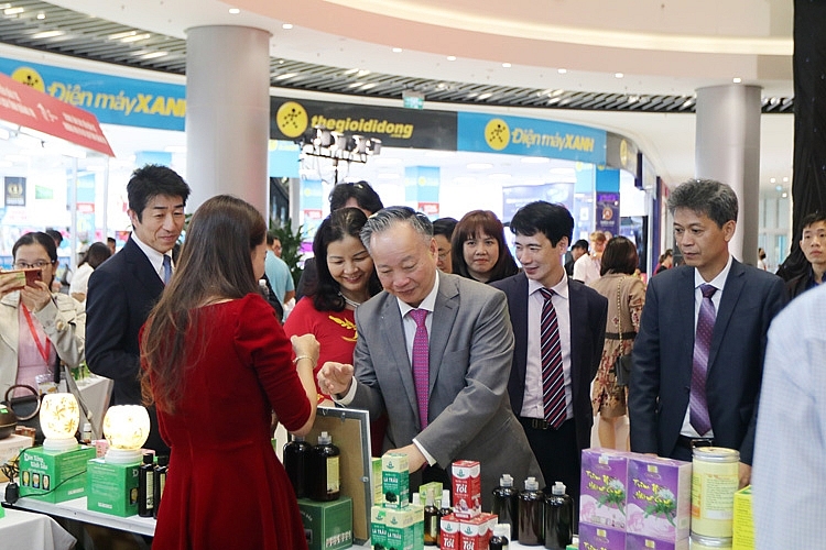 5847-anh-bai-tren-hoi-cho-aeon-mall