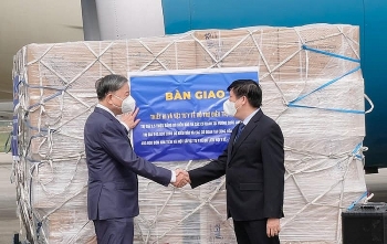 Tiếp nhận vật tư, trang thiết bị y tế hỗ trợ điều trị Covid-19 của kiều bào Anh, Pháp