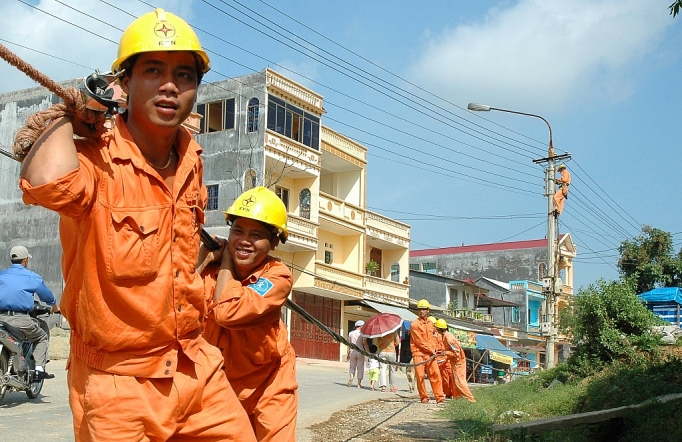 Phát triển lưới điện và hạ tầng thương mại: Cải thiện đời sống người dân phat trien luoi dien va ha tang thuong mai cai thien doi song nguoi dan