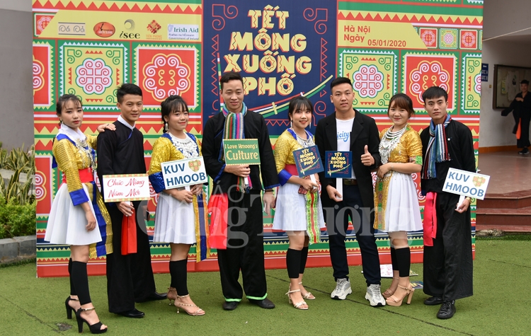 sac mau van hoa tet mong xuong pho