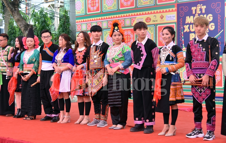 sac mau van hoa tet mong xuong pho