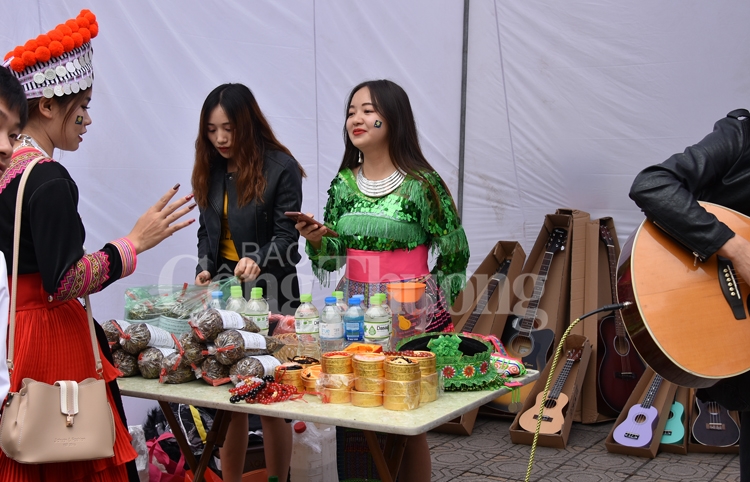 sac mau van hoa tet mong xuong pho