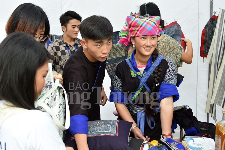 sac mau van hoa tet mong xuong pho