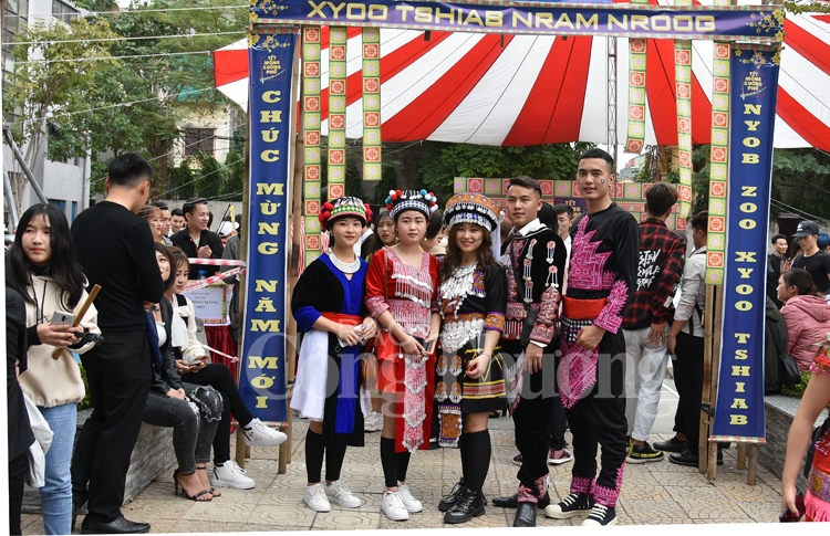 sac mau van hoa tet mong xuong pho