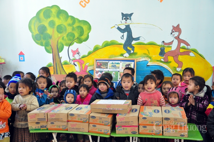 xuan cung tre em vung cao