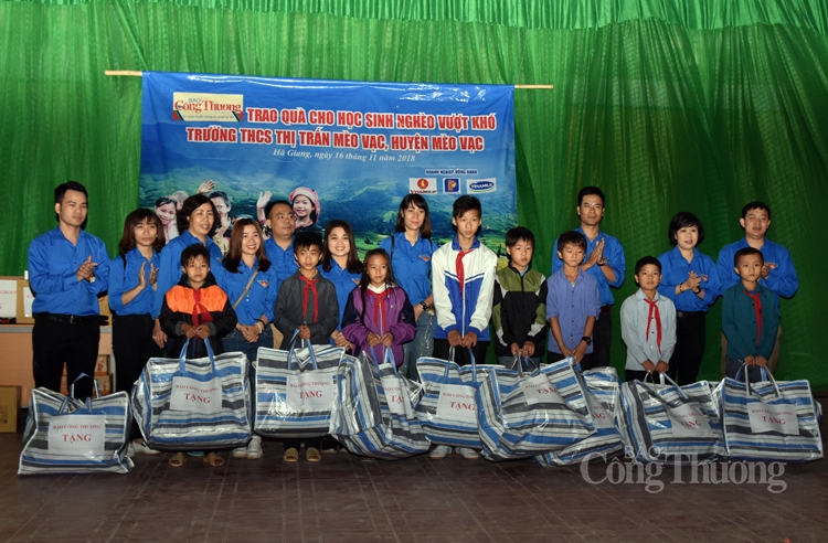 xuan cung tre em vung cao