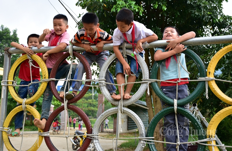 xuan cung tre em vung cao