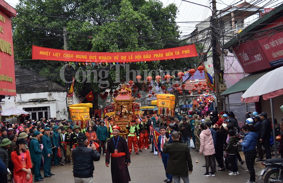 tung bung le hoi ky cung ta phu lang son