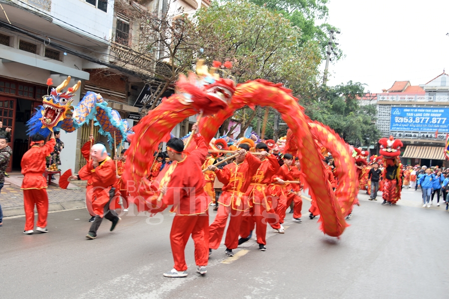tung bung le hoi ky cung ta phu lang son