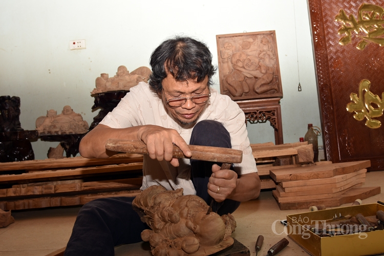 Đam mê cháy bỏng nghệ thuật điêu khắc gỗ dam me chay bong nghe thuat dieu khac go