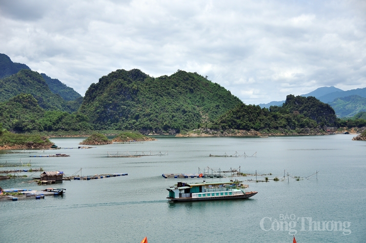 kham pha trai nghiem cung ho thuy dien