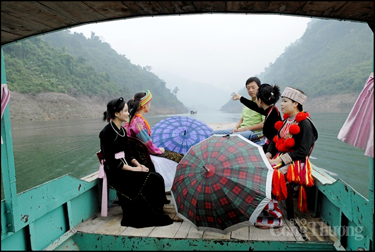 kham pha trai nghiem cung ho thuy dien