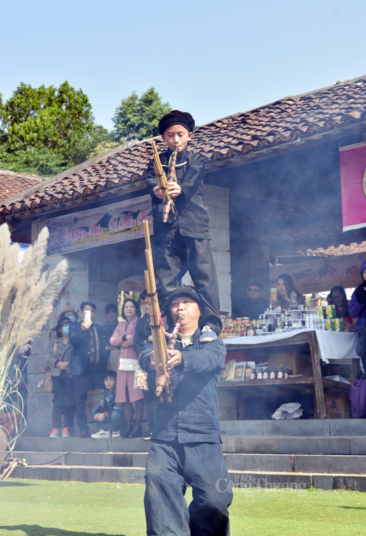 Múa khèn- nghệ thuật trình diễn dân gian của người Mông Múa khèn- nghệ thuật trình diễn dân gian của người Mông