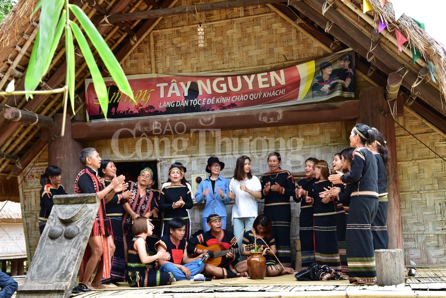 ban hoa am da sac tai ngoi nha chung