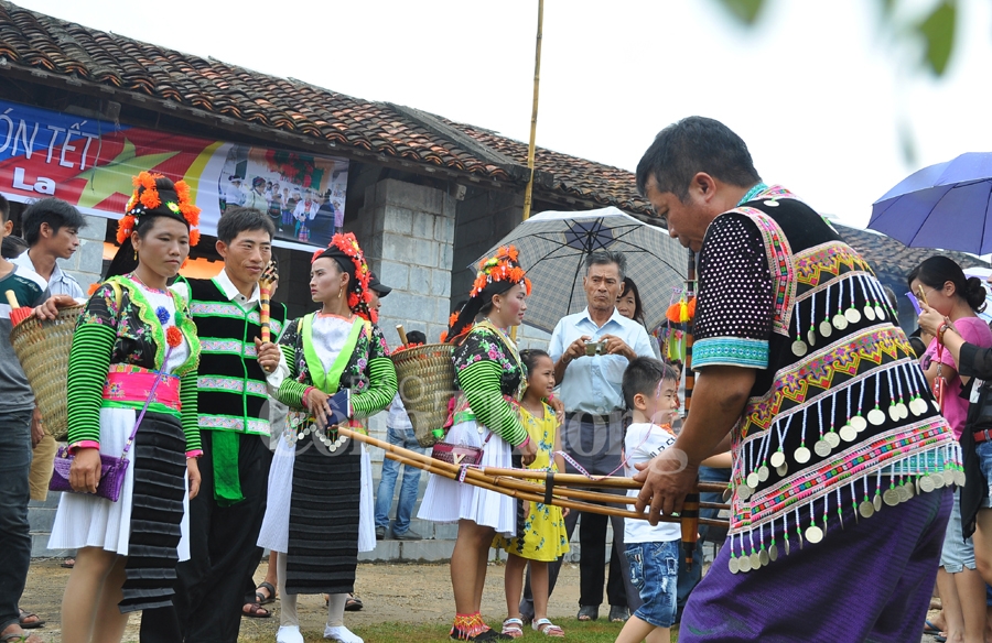 ban hoa am da sac tai ngoi nha chung