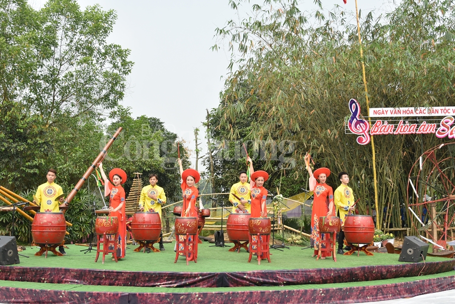 ban hoa am da sac tai ngoi nha chung