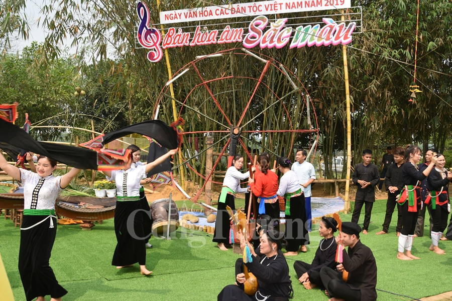 ban hoa am da sac tai ngoi nha chung